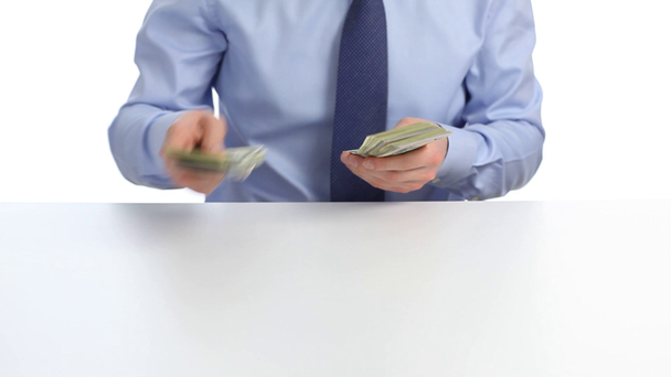 Hombre de negocios irreconocible dividiendo billetes de dólar en tres partes
 - Imágenes, Vídeo