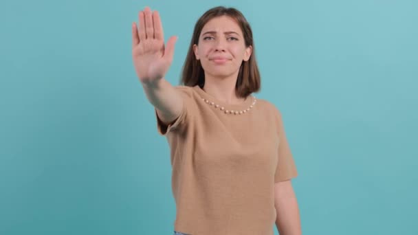 close-up van jonge vrouw maken stop gebaar met haar hand. - Video