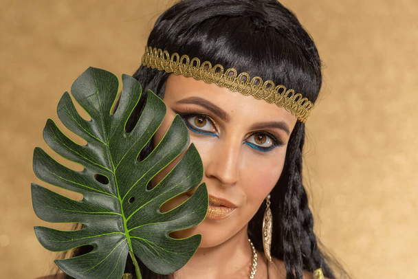 Portrait of a young woman in the image of Cleopatra - Foto, immagini
