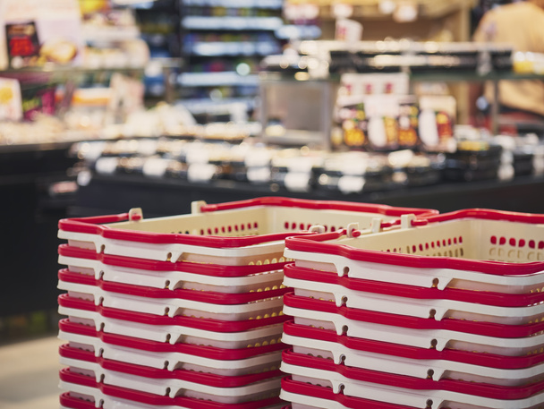 Koszyk zakupów w supermarkecie Zakupy spożywcze Handel detaliczny - Zdjęcie, obraz