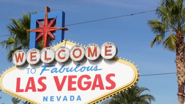 Vítejte na báječném Las Vegas retro neon znamení v karban turistické letovisko, USA. Ikonický vintage banner jako symbol kasina, hazardní hry, hraní peněz a hazard sázek. Písmena na tabuli - Záběry, video