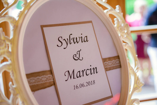 Wunderschön dekorierter Hochzeitstisch und andere Details im Hochzeitssaal. Hochzeitstag - Foto, Bild