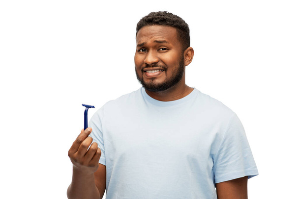 african american man holding razor blade - Фото, зображення