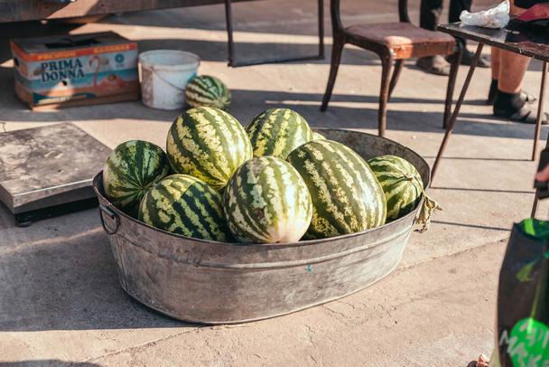 купа фруктів червоного кавуна в кошику на аграрному ринку
 - Фото, зображення