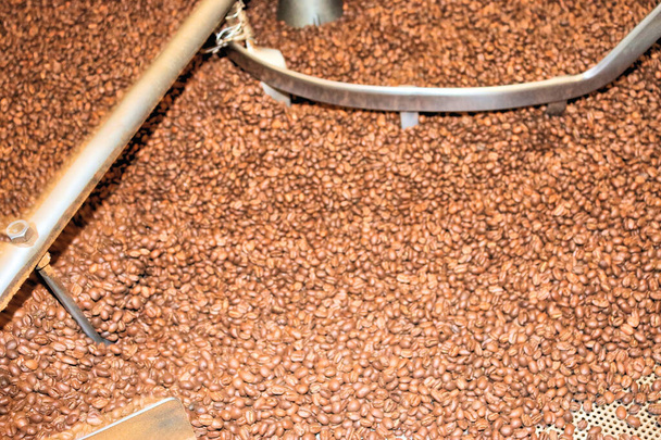 Roasted coffee, coffee factory, coffee roast in a machine in a factory - Foto, afbeelding