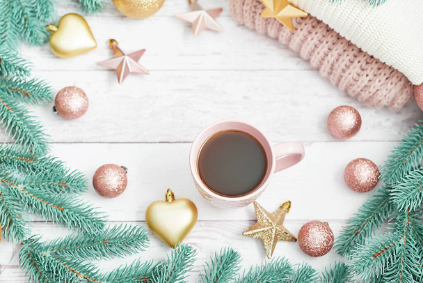Vánoční prostírání. Šálek kávy nebo čaje na pozadí vánočního stromu. Vánoční oslava. Zimní prázdniny. Vánoce se předvádějí. Šablona blahopřání - Fotografie, Obrázek
