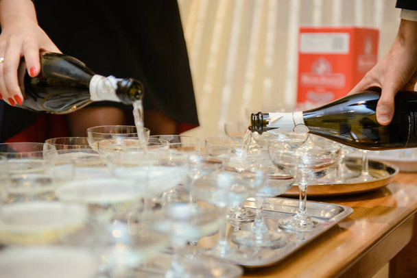 テーブルの上に氷とオレンジジュースとバケツで冷たいウォッカとワインボトルのボトルは、スペースをコピーします。レストランでのアイスバケツのアルコールボトル。結婚式パーティー - 写真・画像