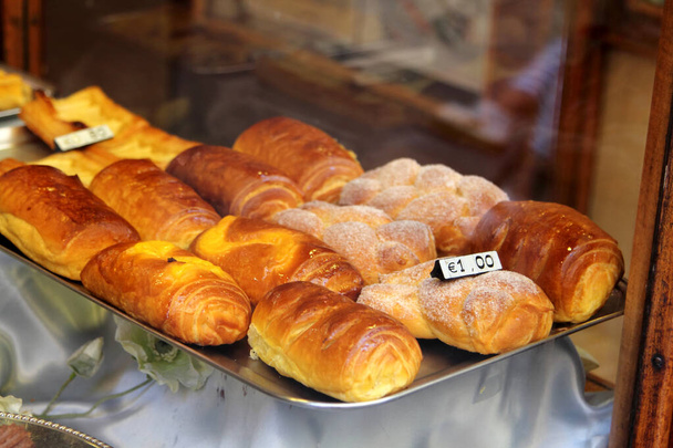 Traditionele zoetigheden bevinden zich in de banketbakkerij in San Remo, Ligurië, Italië - Foto, afbeelding