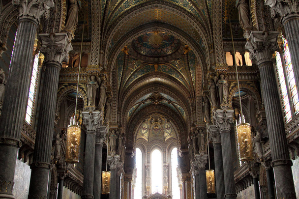 Interior da Catedral de Lyon Notre Dame, França. A Basílica de Notre-Dame de Fourviere, construída entre 1872 e 1896. - Foto, Imagem