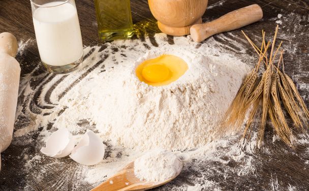 flour, eggs, white bread, wheat ears - Valokuva, kuva
