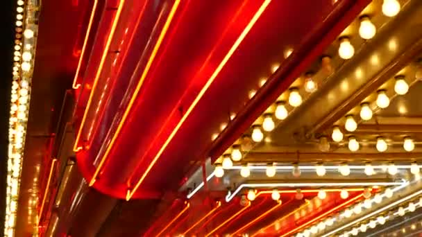 Старые фасонные электрические лампы мигают и светятся ночью. Абстрактный взгляд на декорации ретро-казино, сверкающих в Лас-Вегасе, США. Иллюминированные луковицы в винтажном стиле, сверкающие на улице Фримонт - Кадры, видео