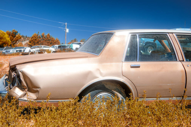 夏の砂漠の真ん中に自動車部品店。古い車、車の残骸 - 写真・画像
