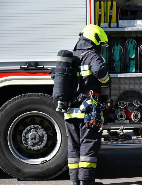 Пожежник на місці пожежі
 - Фото, зображення