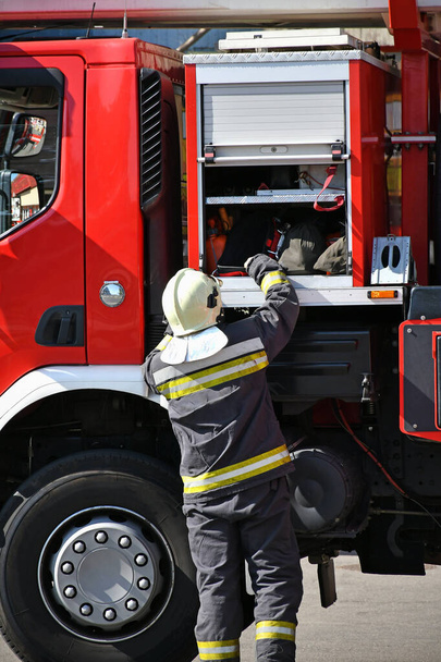Πυροσβέστης στον τόπο της πυρκαγιάς - Φωτογραφία, εικόνα