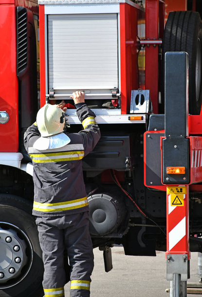 Пожежник на місці пожежі
 - Фото, зображення