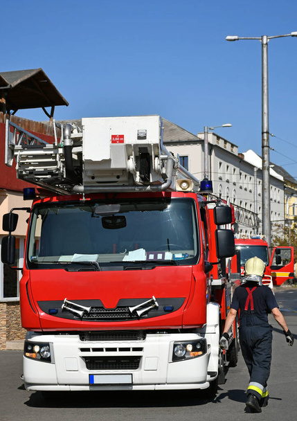 Пожарная машина на месте пожара - Фото, изображение