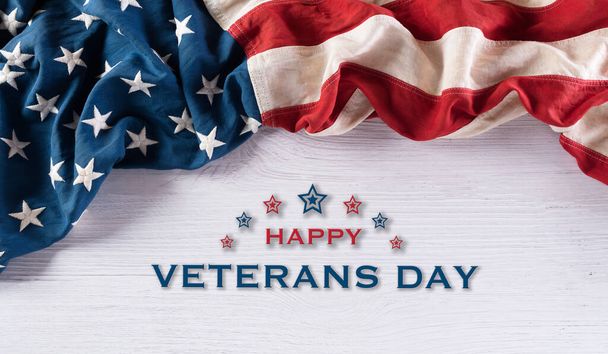 Feliz concepto del Día de los Veteranos. Banderas americanas sobre fondo de madera blanca. 11 de noviembre. - Foto, Imagen