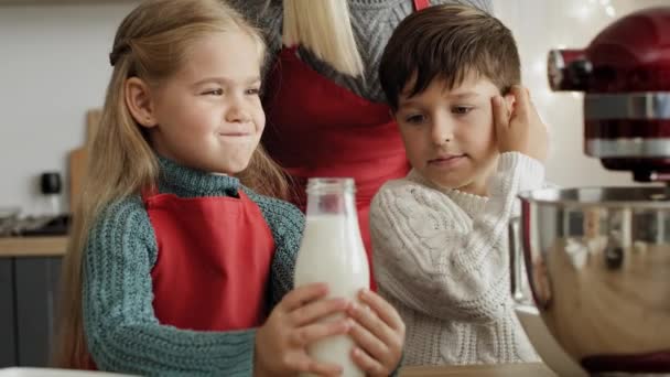 Vídeo de menina derramando leite em tigela misturador elétrico - Filmagem, Vídeo