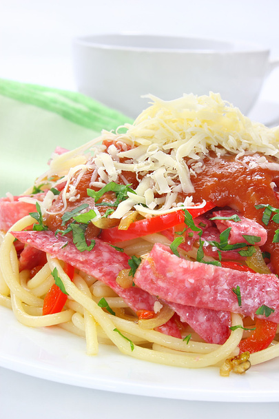 makaron z salami, papryka, sos pomidorowy i tartym serem - Zdjęcie, obraz