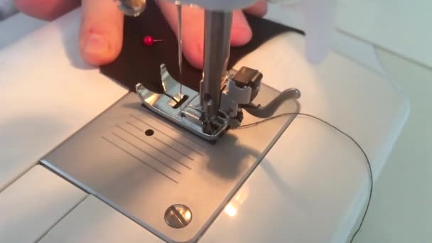 Крупним планом, рука дизайнера моди використовує швейну машинку, в той час як голка вшиває в повільному русі. Концепції, HD
 - Кадри, відео