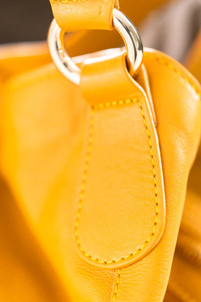 Donna borsa gialla su uno sfondo bianco. - Foto, immagini