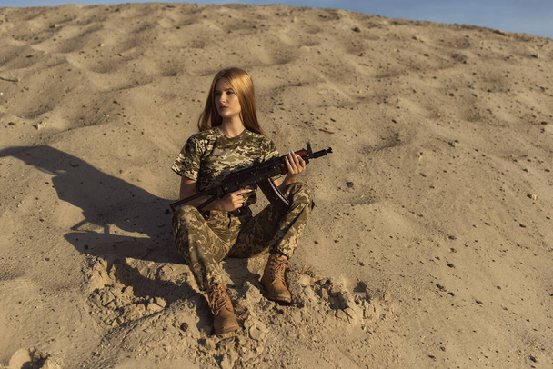 Jovem loira em uniforme militar - Foto, Imagem