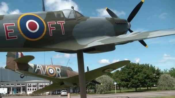 Egy Spitfire és Hurrikán harcos látható a londoni Hendon RAF múzeum bejárata előtt.. - Felvétel, videó