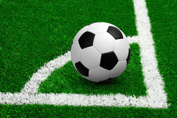 Voetbal op groene voetbalveld achtergrond met kopieerruimte  - Foto, afbeelding