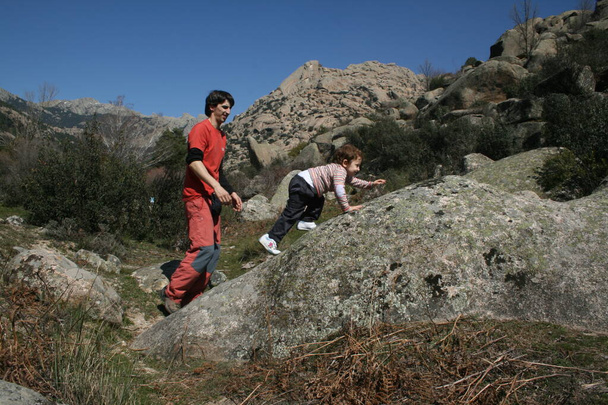 Kiipeilijä kouluttaa opetuslastaan La Pedrizassa - Valokuva, kuva