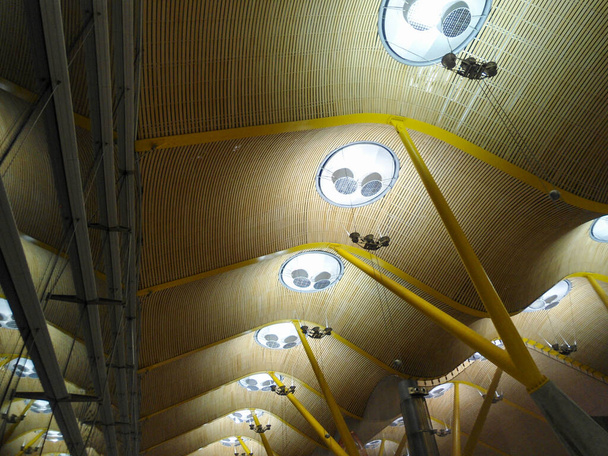 Teto do Aeroporto de Barajas, bela arquitetura em Madrid - Foto, Imagem