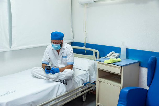 úklidový personál provádějící dezinfekci a hygienické práce v nemocničních zařízeních - Fotografie, Obrázek