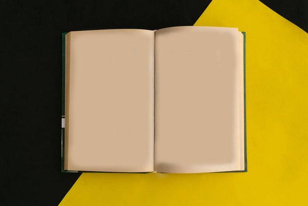 Άνοιγμα βιβλίου mockup για γεωμετρικό κίτρινο και μαύρο φόντο, ελάχιστη έννοια - Φωτογραφία, εικόνα