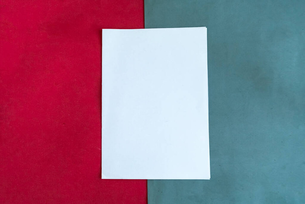 Bílý mockup prázdný na geometrické šedé a červené pozadí, kopírovat prostor pro text - Fotografie, Obrázek