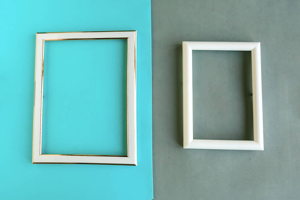 Deux cadres photo sur fond bleu géométrique et gris, espace de copie pour le texte, modèle pour le concepteur - Photo, image
