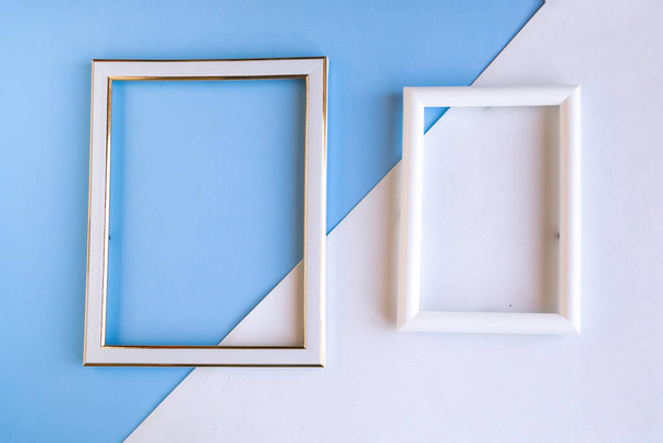 Dos marcos de fotos sobre fondo geométrico azul y blanco, espacio de copia para el texto, plantilla para el diseñador - Foto, Imagen