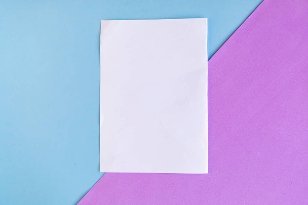 Blanc maquette vide sur fond violet géométrique et bleu, espace de copie pour le texte - Photo, image