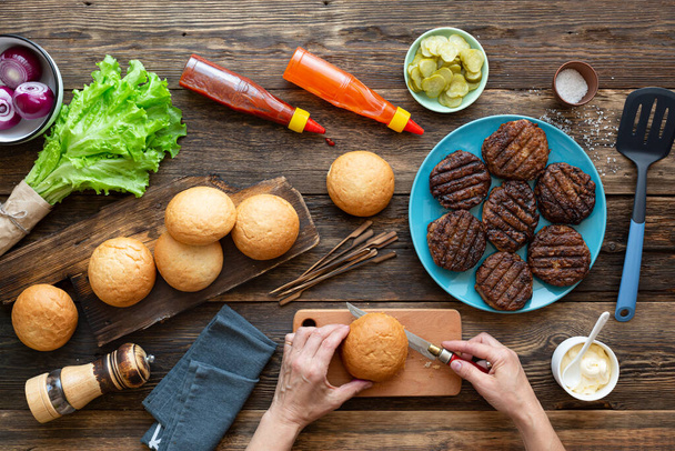 Nő főzés hús burger otthon a konyhában - Fotó, kép