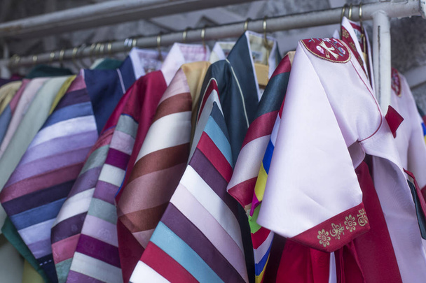 Robe traditionnelle coréenne en soie, Le Hanbok coloré - Photo, image
