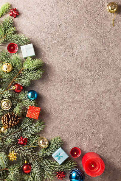Sfondo di Natale con albero di Natale decorato decorazioni natalizie colorate - Foto, immagini