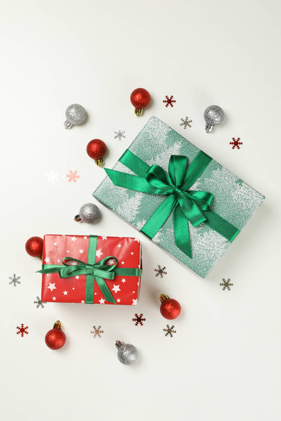 Cajas de regalo, copos de nieve y adornos sobre fondo blanco - Foto, Imagen