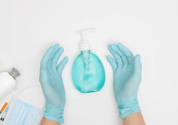 Beyaz arka plan covid-19 koronavirüs önleme kavramına izole edilmiş elleri yıkamak için kullanılan alkol dezenfektan jel şişesi düzdü. - Fotoğraf, Görsel
