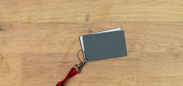 Šedá karta s červeným popruhem, fotografický nástroj, určení správné vyváženosti bílé - Fotografie, Obrázek