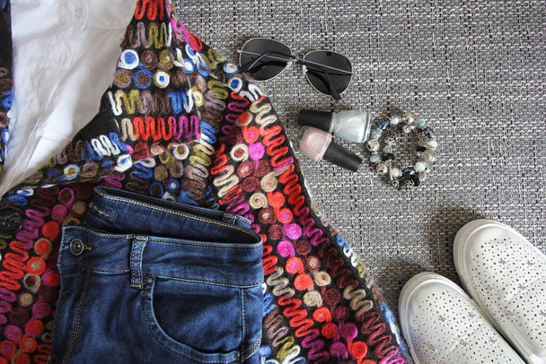 Traje femenino de otoño. Conjunto de ropa, zapatos y accesorios sobre fondo gris - Foto, Imagen