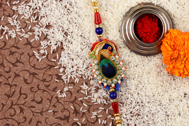 Intian festivaali Raksha bandhan, rakhi kumkum, riisi ja kukat - Valokuva, kuva
