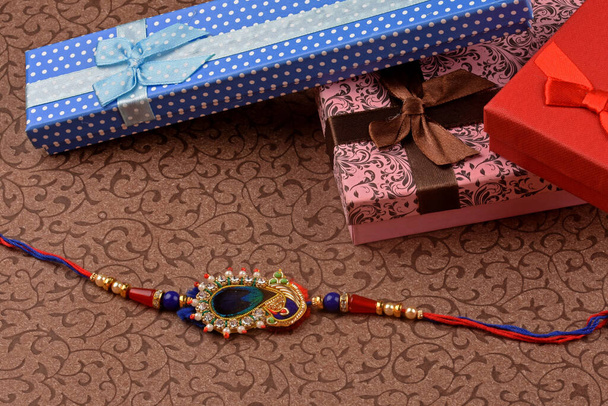 Indiai fesztivál Raksha bandhan, rakhi ajándékokkal - Fotó, kép