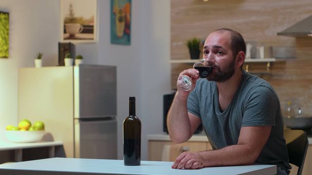 Eenzame echtgenoot die een glas wijn drinkt - Foto, afbeelding