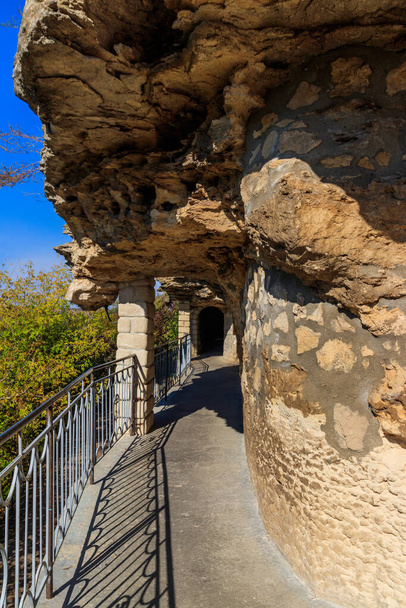 Cueva gallega Monasterio de San Nicolás situado en una orilla del río Dniéster en la aldea de Halytsya, región de Chernivtsi, Ucrania
 - Foto, Imagen