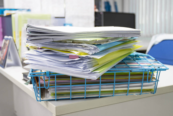 Dosya dizini ve iş raporları yığını bir iş ofisindeki masa üzerinde kağıt dosyası, iş ofisindeki kavram belgesi - Fotoğraf, Görsel