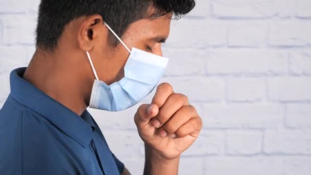 Zieke man kreeg griepallergie niezen en snuit neus - Video