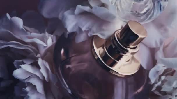 Flacon de parfum violet avec des fleurs pivoines, parfum chic comme fond cosmétique de luxe, mode et produit de beauté - Séquence, vidéo